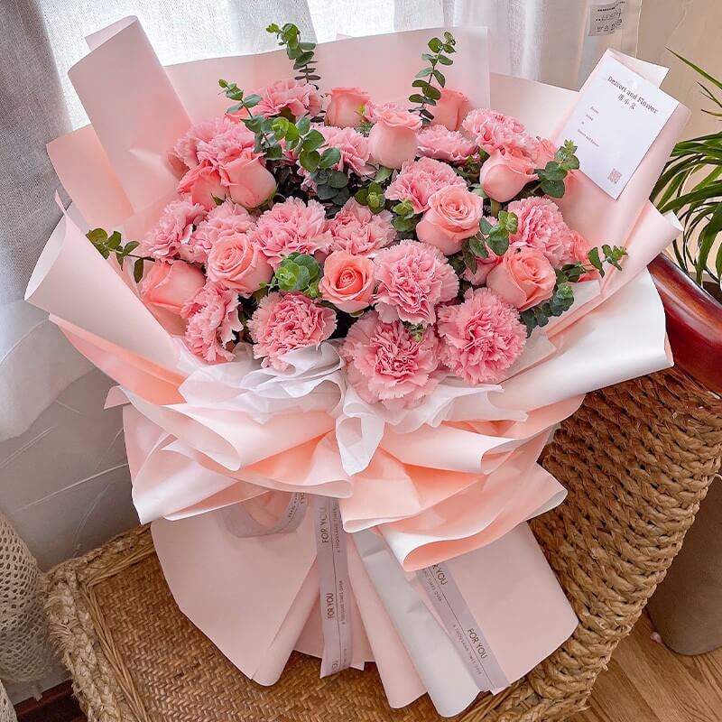 19朵粉色康乃馨，11朵粉色玫瑰花束