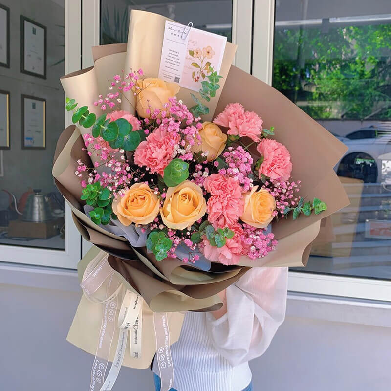 6朵粉色康乃馨,5朵香檳玫瑰花束
