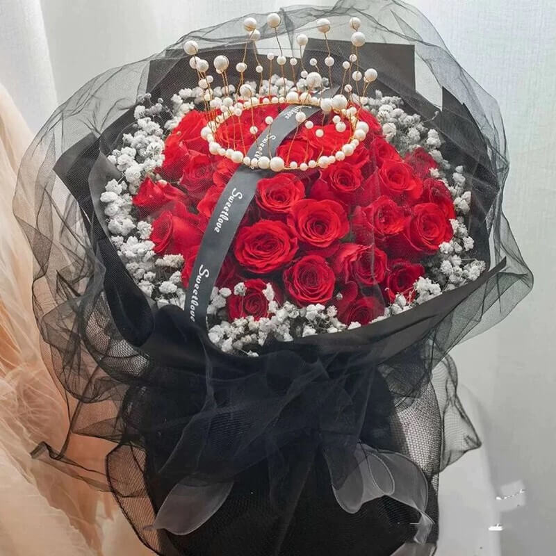 33朵紅色玫瑰花束,皇冠裝飾